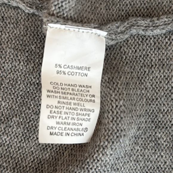 Adorable grey high low open cardigan sweater with black and white stars. - Picture 6 of 8